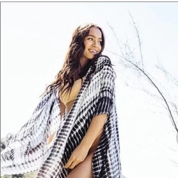 Michael Stars Black and White Ikat Sarong, Scarf, Wrap NWOT - Picture 3 of 8